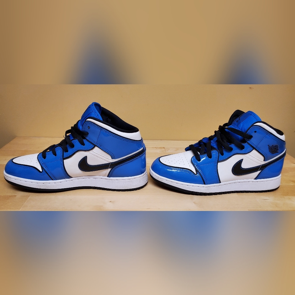 Nike Jordan 1 Mid Sneakers